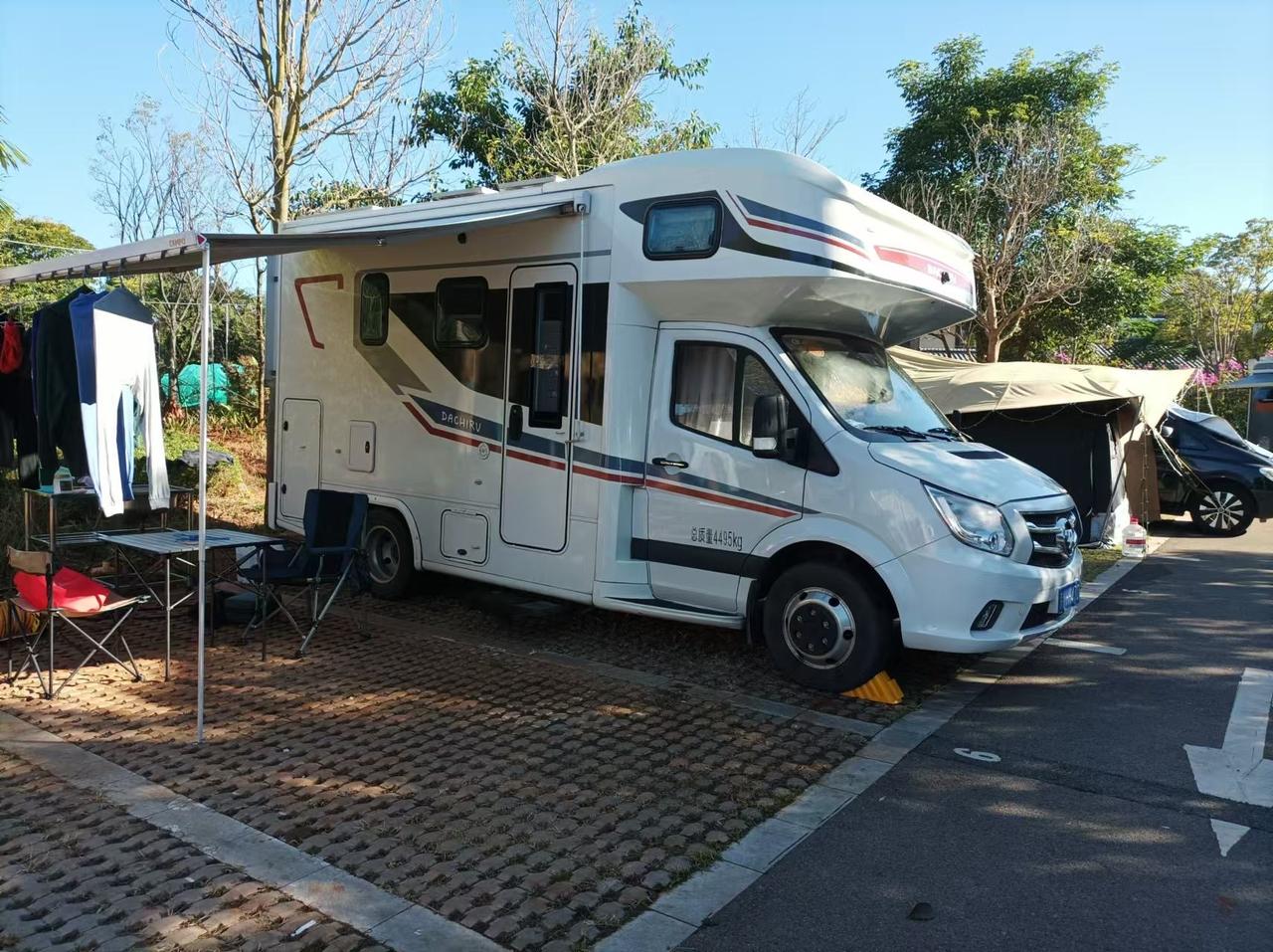 一个房车营地，停了三台大驰C型房车，图雅诺底盘受到了很多老车友的青睐【来自懂车帝