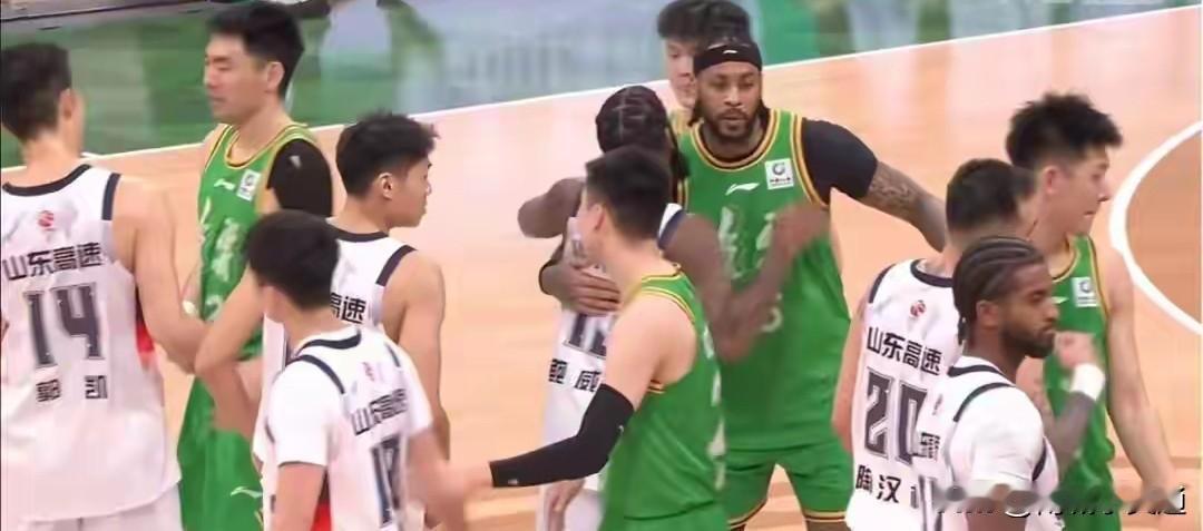 赵继伟又惹争议了！辽宁男篮主场作战输给山东高速男篮后，赵继伟竟然没有参加赛后握手