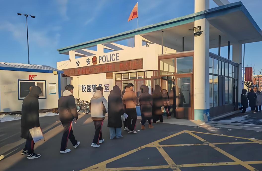 每年高考场外，今年也不例外，总有这个那个的学生走错了考场，忘了身份证，准考证之类