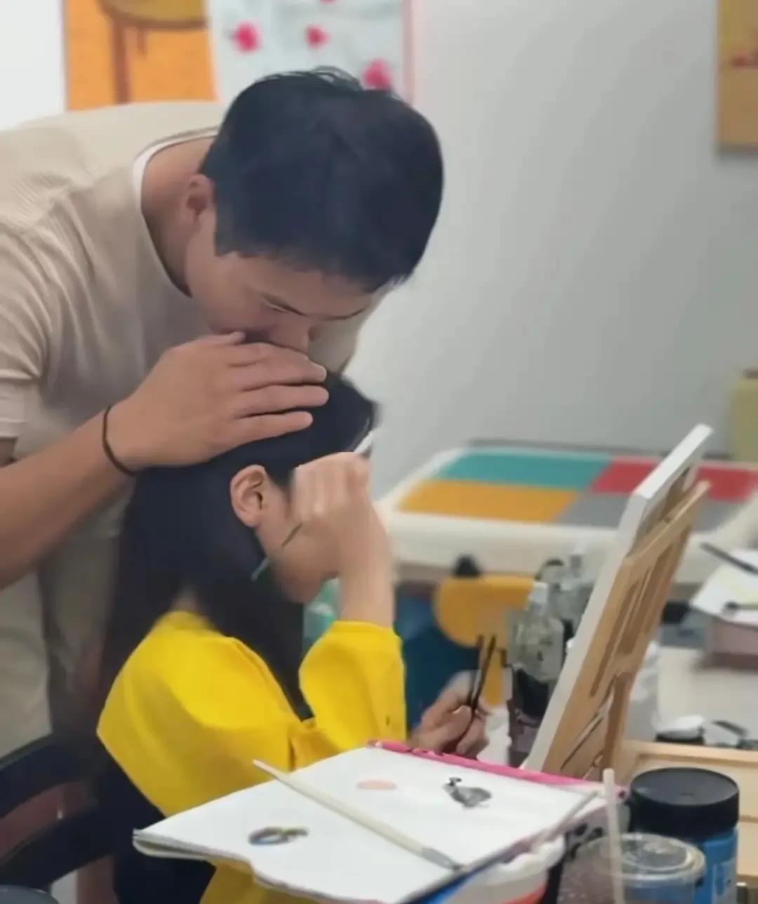 高云翔作为一个大男人，如今对小孩子感兴趣的项目了解的很多，带小酒窝的时候，竟然安