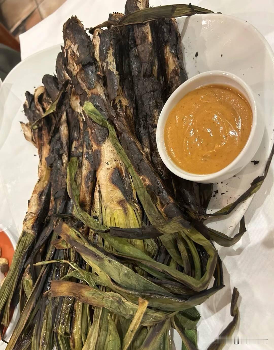 西班牙另类烧烤：加泰罗尼亚烤大葱！焦黑脆甜！

这道菜，采用欧盟地理标志食材，罗