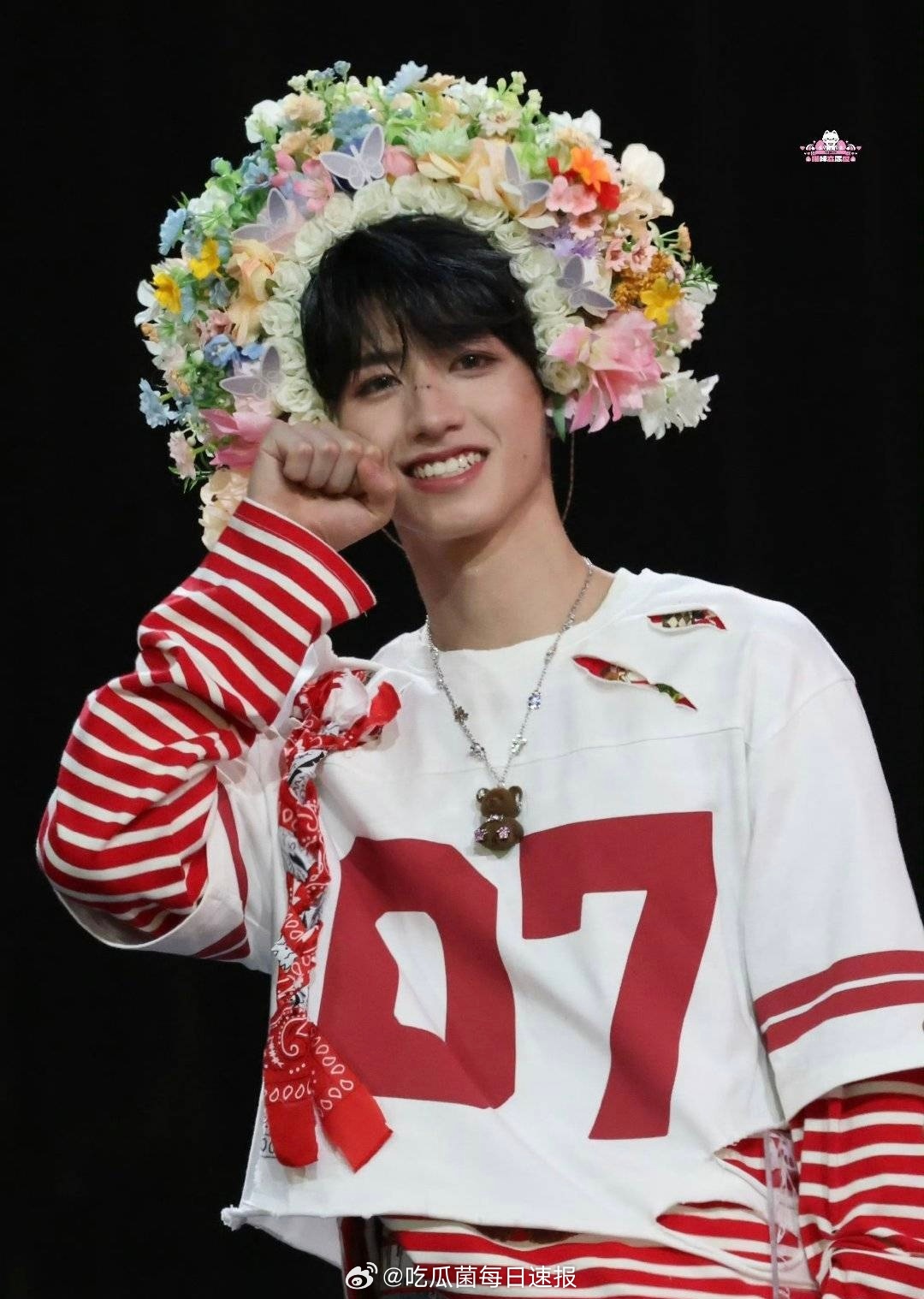登陆少年演唱会朱志鑫簪花造型VS苏新皓簪花造型，你更喜欢谁？ ​​​