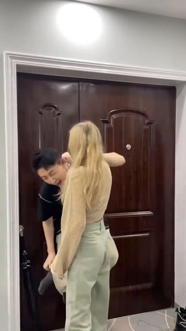 被女友支配的恐惧。
鞋子乱扔，袜子乱丢，老实收回来，此路不通，乖乖扔进垃圾桶，倒