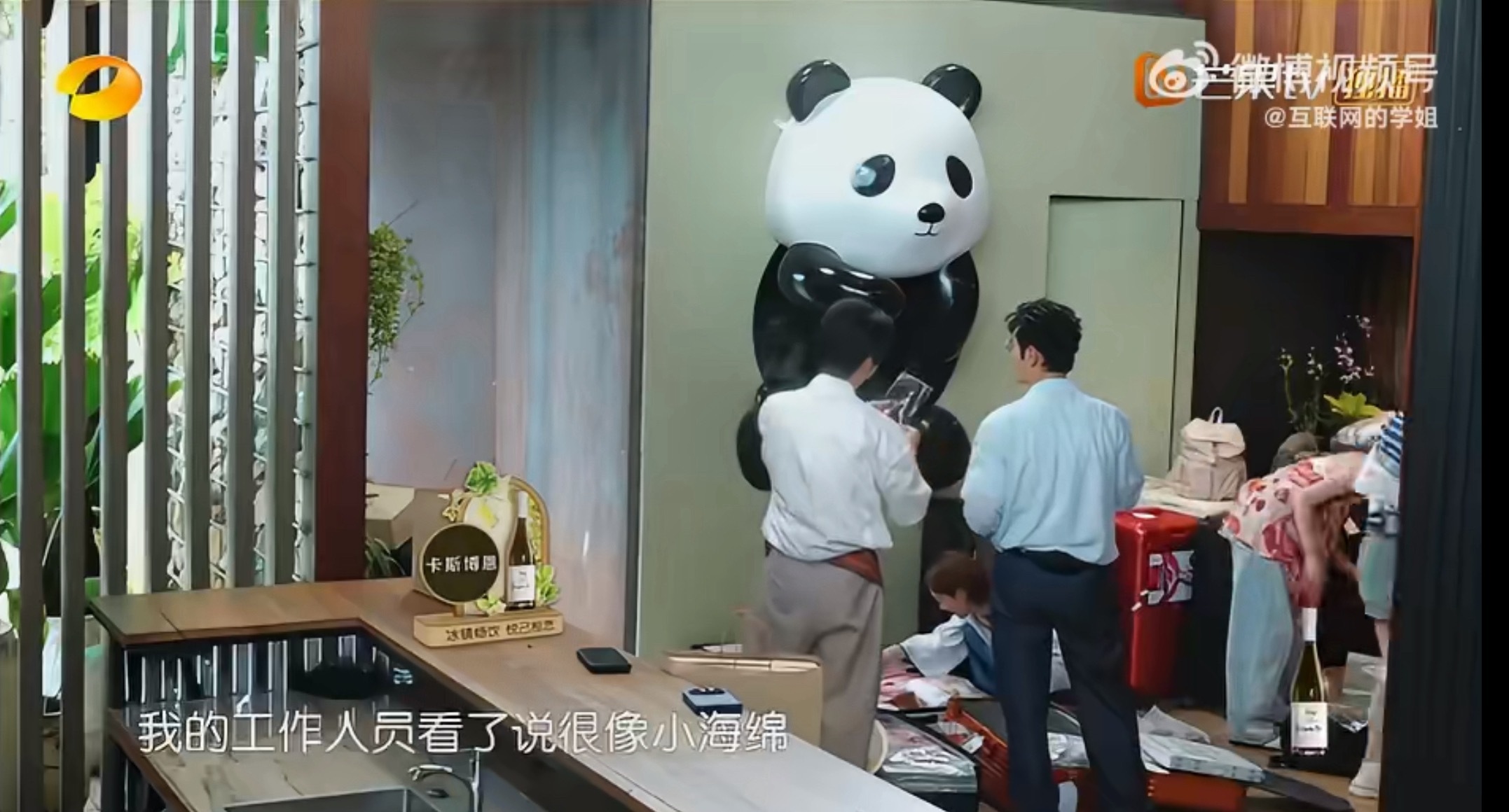 黄晓明工作人员说小海绵像王俊凯黄晓明希望小海绵能像王俊凯黄晓明看王俊凯童年开瓶器
