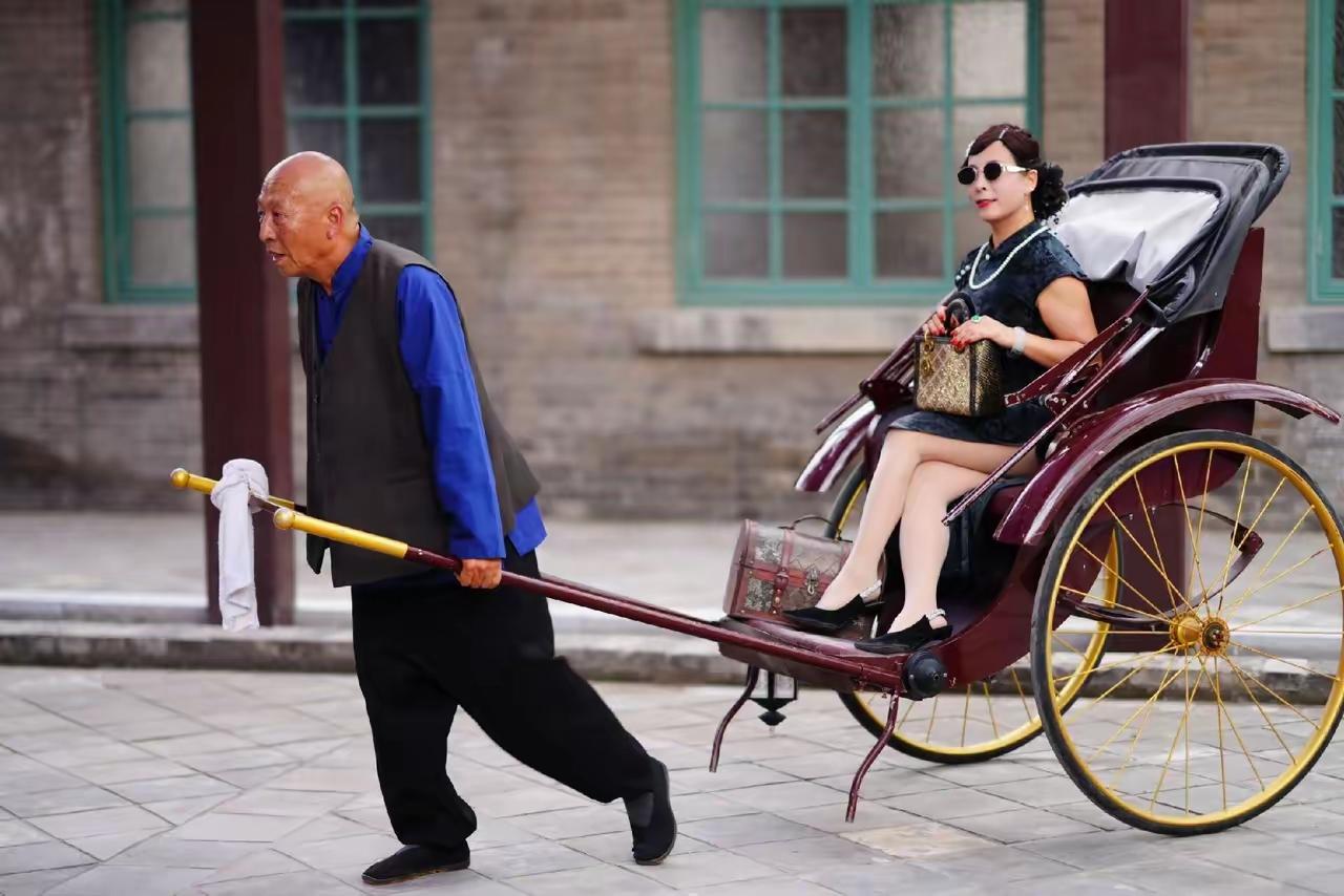 一家为生活，
每天去拉车。
沿街奔波苦，
赚钱不算多。