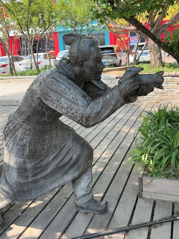 五一出游？
死要面子活受罪，
干啥都要排长队。
只看别人后脑勺，
感觉只有苦和累