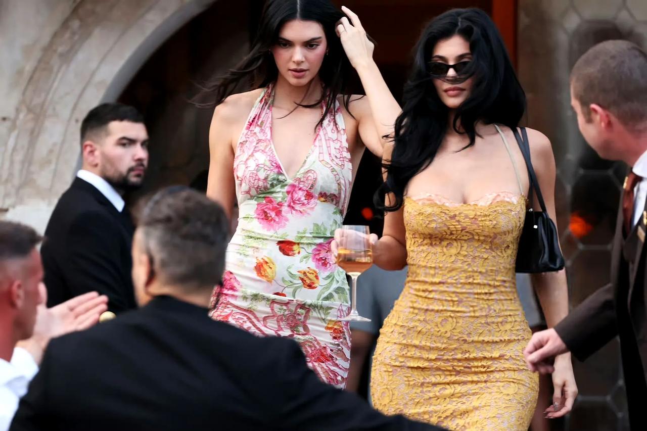 肯豆姐妹花Kendall 和Kylie Jenner现身威尼斯，准备参加桑切斯和