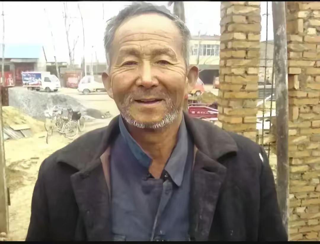 北京街头一名流浪汉因居无定所，被警察送进收容所，当流浪汉填写自己的信息时，警察看