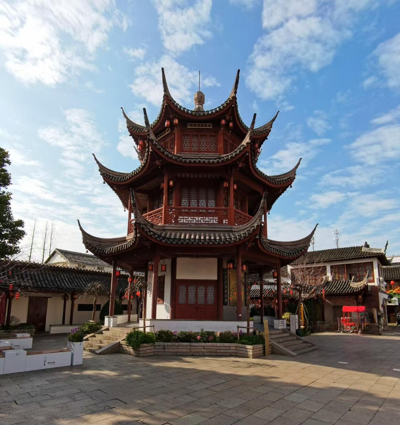 可以看看你拍的塔吗手机拍摄的，此塔古朴优美，特别是背景的蓝天白云太美了。