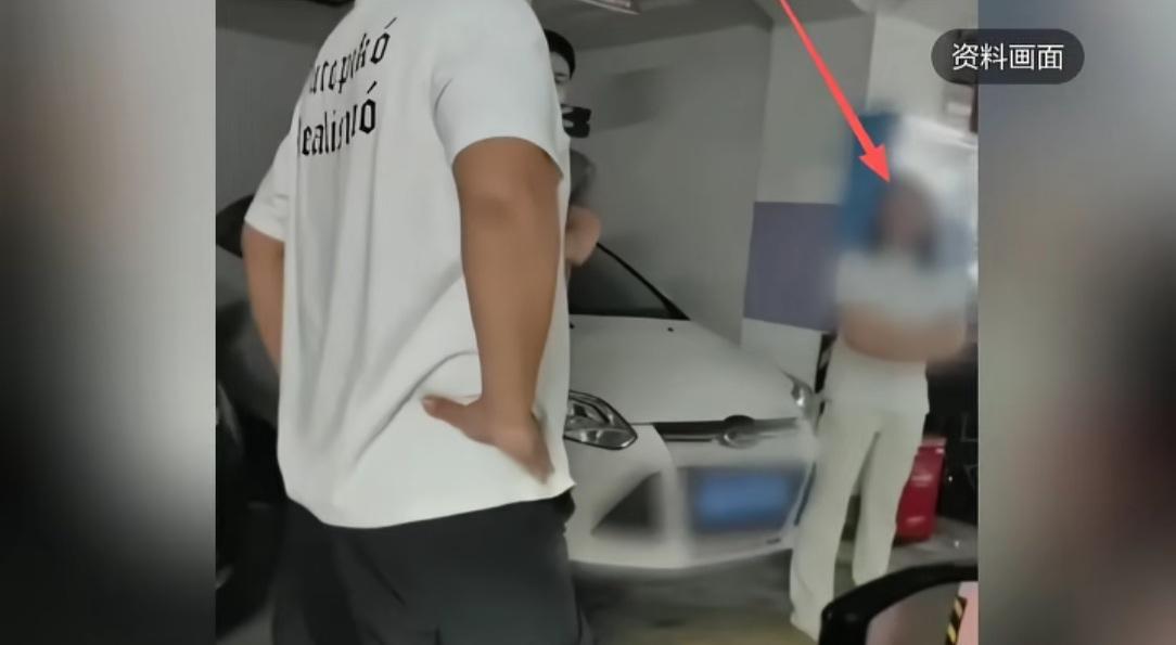 那辆红色车子的车主，这个站姿就不一般，双手抱胸前，一副自己在理的样子，车主自己十