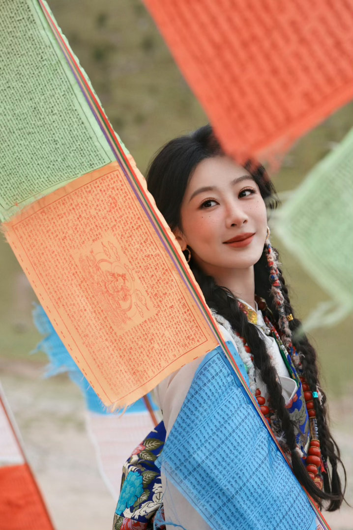 ‍杨紫玉兰花开君再来 yz杨紫董竹君 夜色很沉，幸好我的灯火里，有一盏是为你在亮
