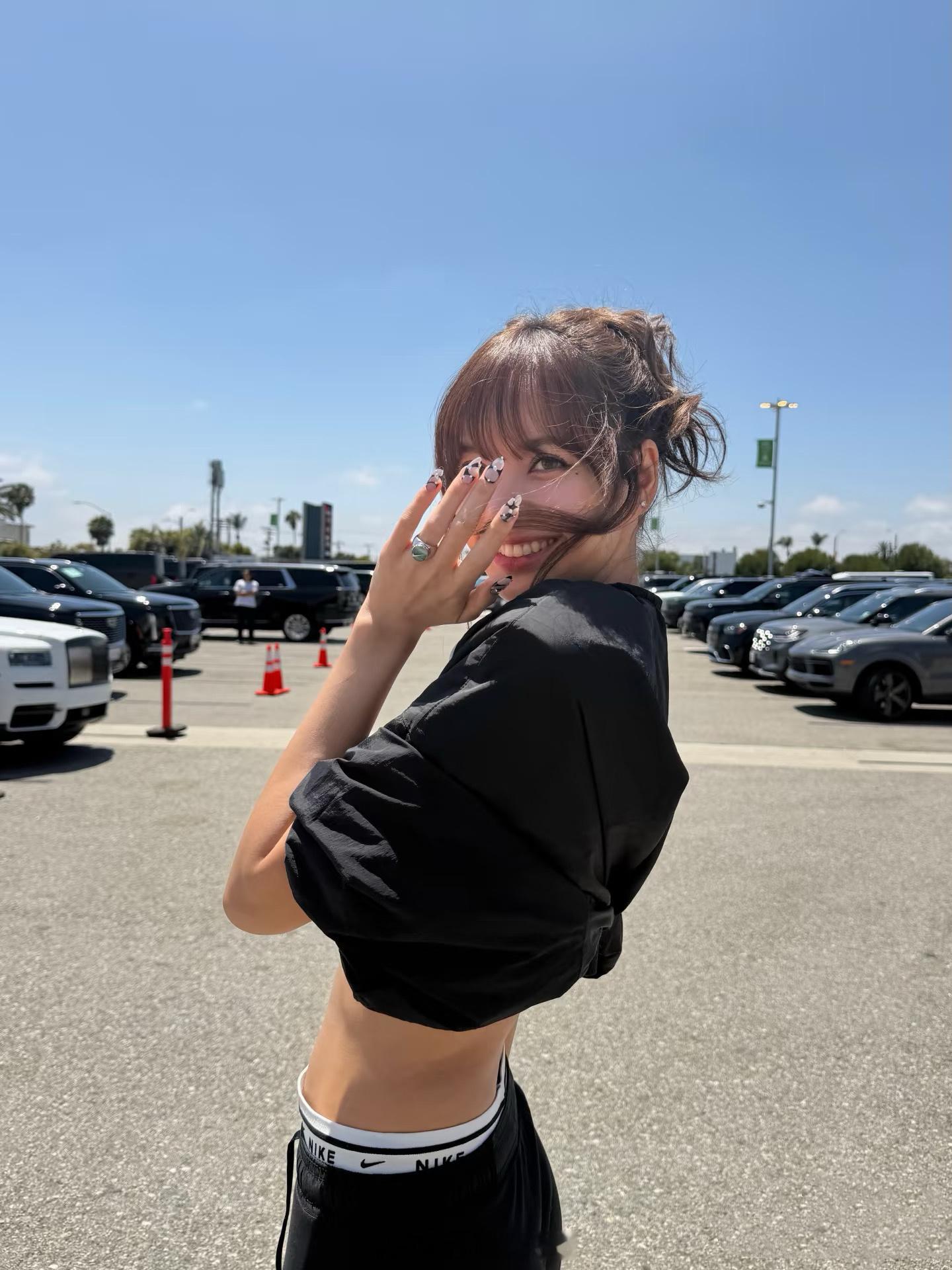 lisa现身世界杯现场 Lisa亲自打卡世界杯八强战！社交平台大方分享观赛日常，