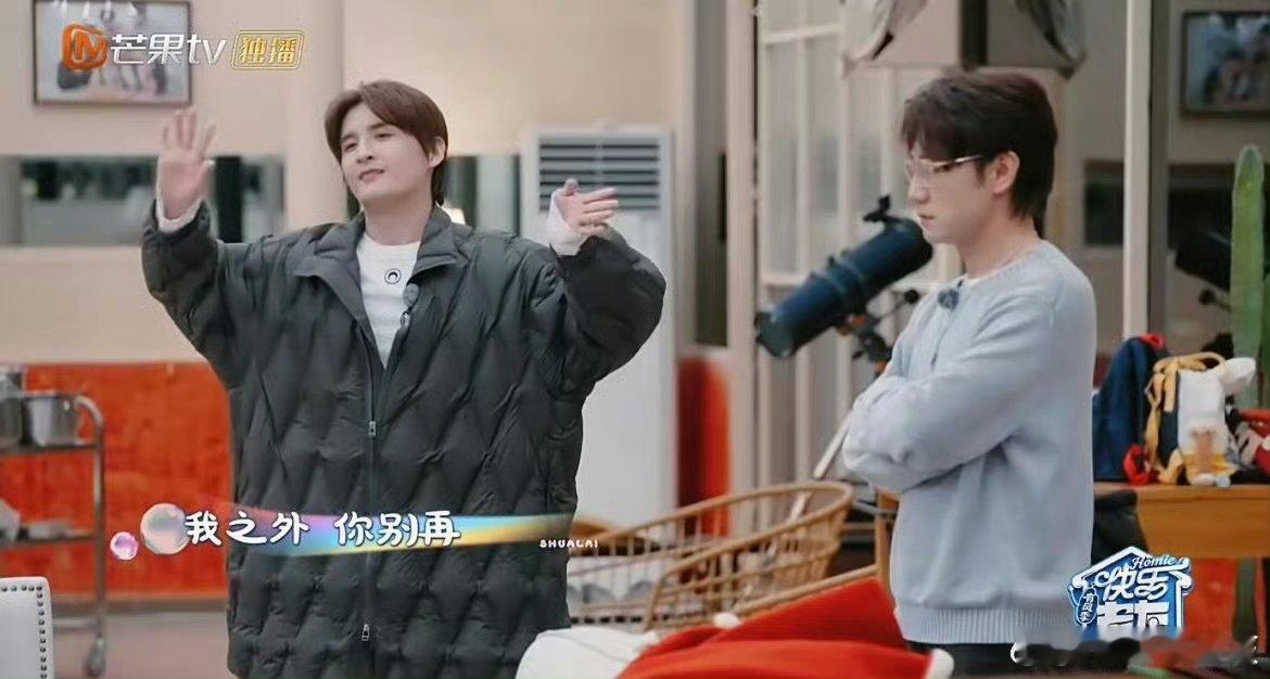 陈楚生画画合唱心都被净化了快乐老友记 吉他旋律缓缓流淌，陈楚生的歌声温柔到骨子里