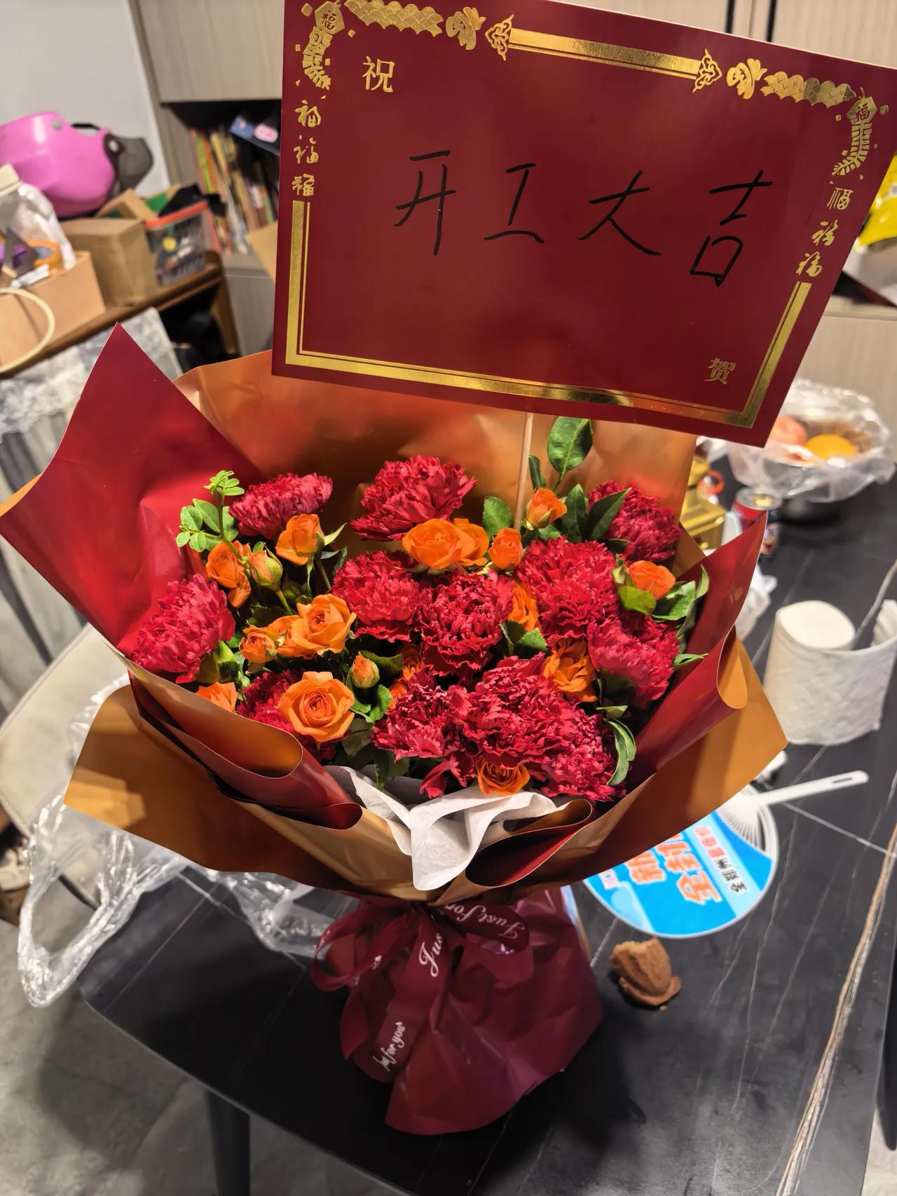 天气又阴了，中午陪业主看完工地，女业主热的实在受不了。回去吃午饭，下午去店里看窗