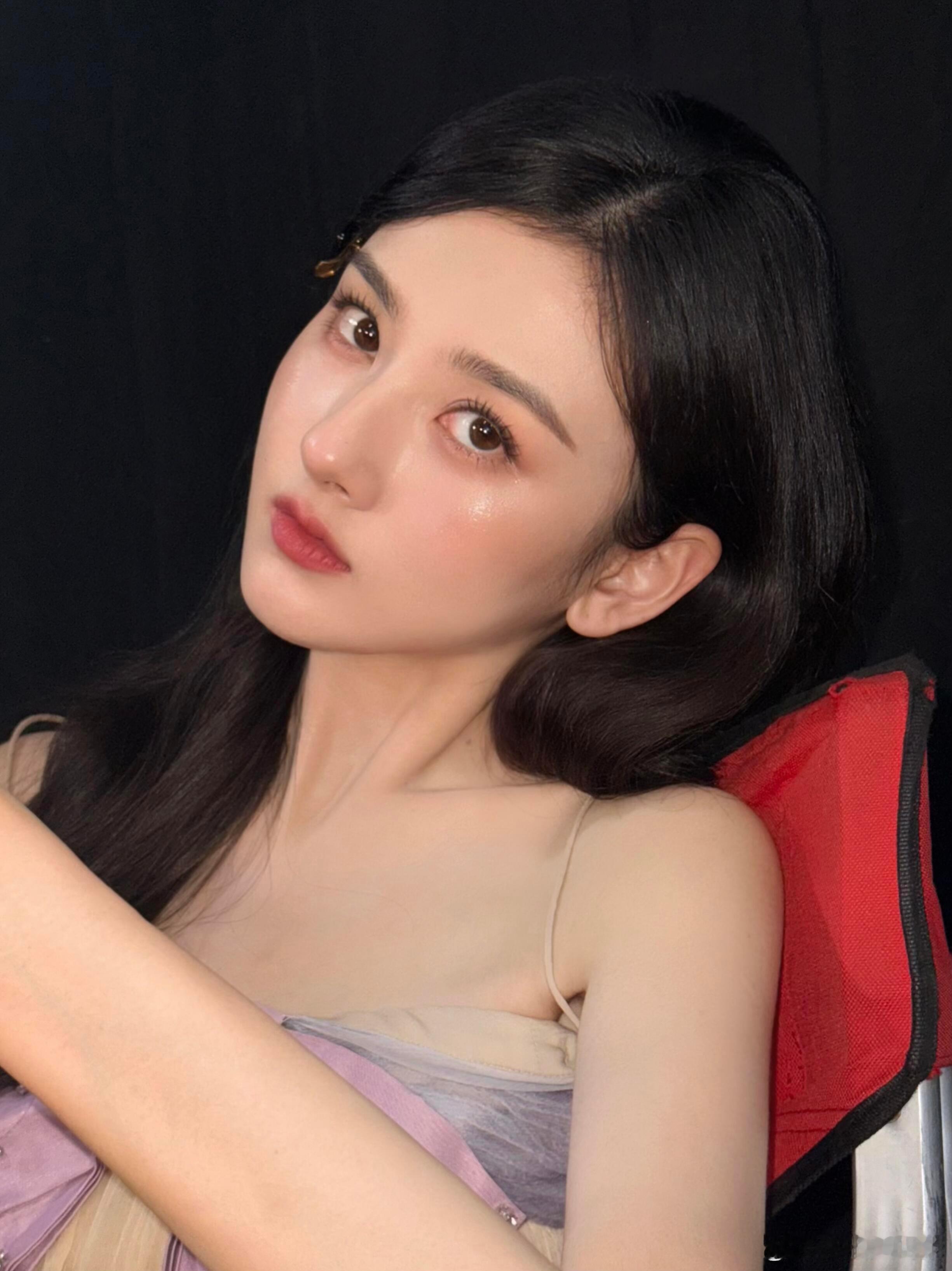 祖儿这张脸是老天爷追着喂的美貌吧！杏眼裹着星河，下颌线利落地像画框，连发丝垂落的