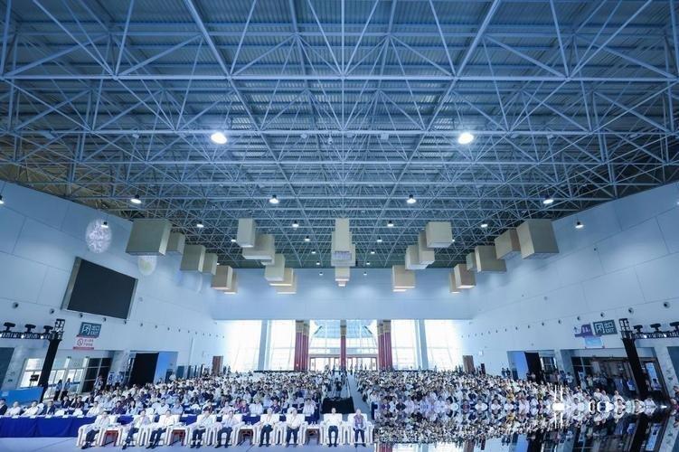 深圳的算力大会现场，有两个展位的暗流涌动，让我彻底看懂了今天国产科技圈的路线之争