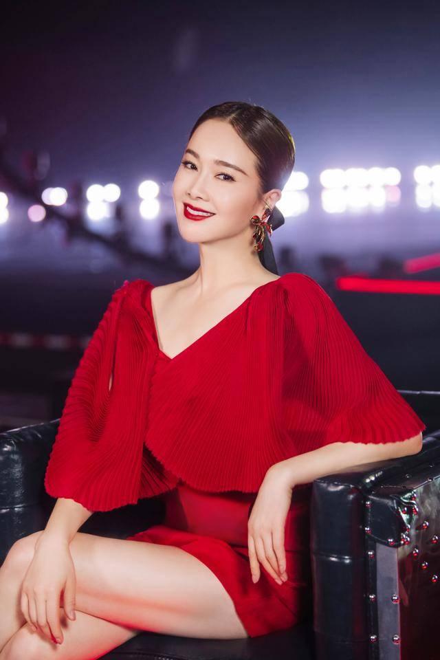 曾被 “绯闻缠身” 的左小青，一度从大众眼中的 “氧气美女” 沦为争议焦点，事业