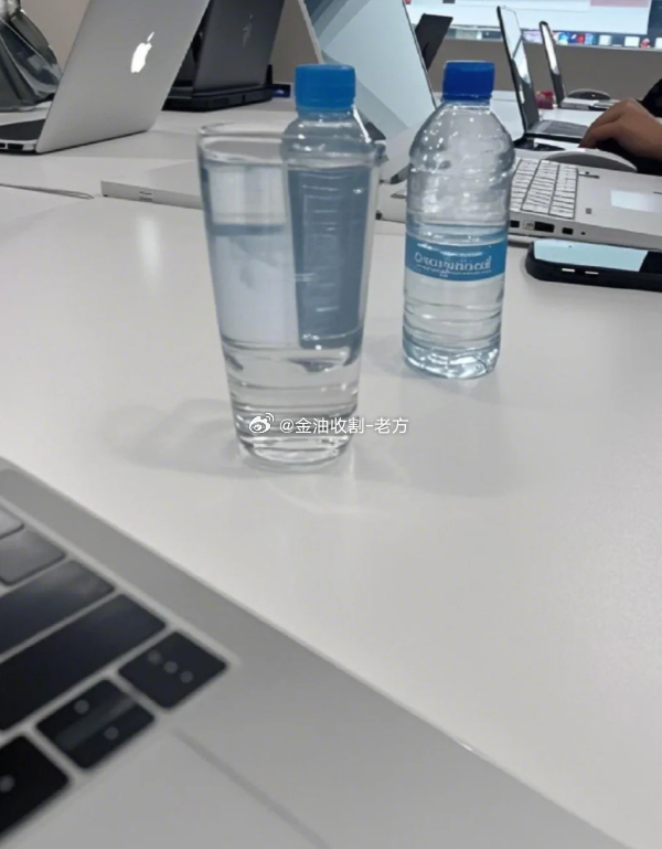 开会是工作的加油站，为本周第一天奋斗之路注入能量。 