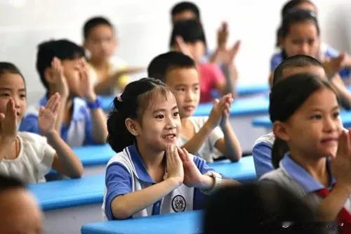 双减以来，学校不允许公布孩子的成绩和排名，真的弊远大于利。

弊端1：家长无法知