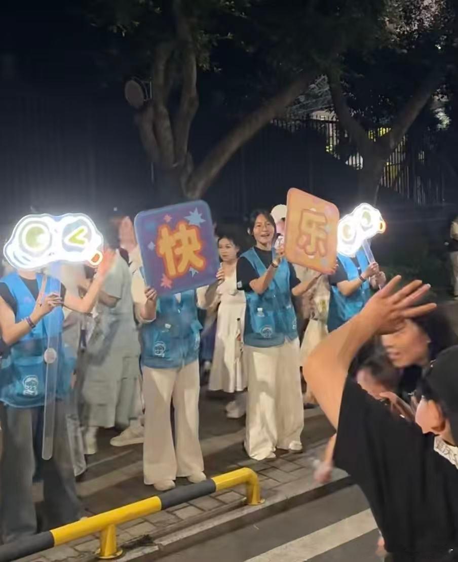 离了周深这还把我当小孩呀！！周深演唱会上不让搓澡周深演唱会整上打分制了