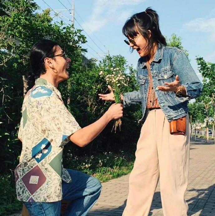 蒋奇明和老婆挽手出门 蒋奇明的老婆居然是崔恩尔，两个人好恩爱好幸福啊 