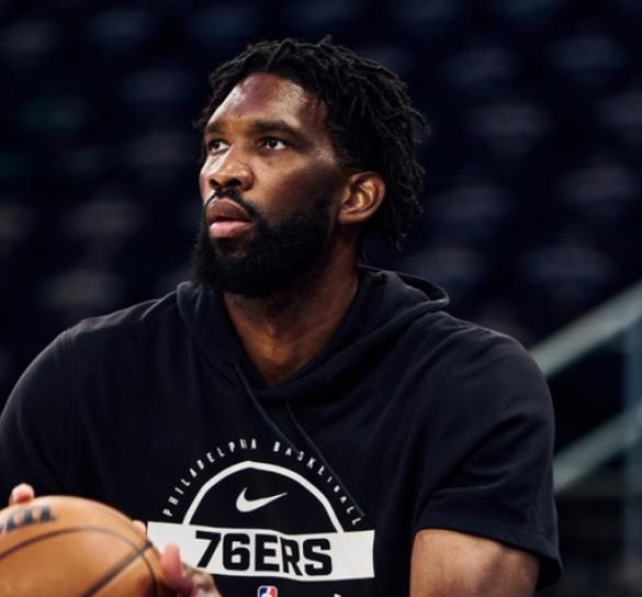 NBA常规赛，在76人对阵卫冕冠军尼克斯的比赛中，出现了非常奇葩的一幕。原本尼克