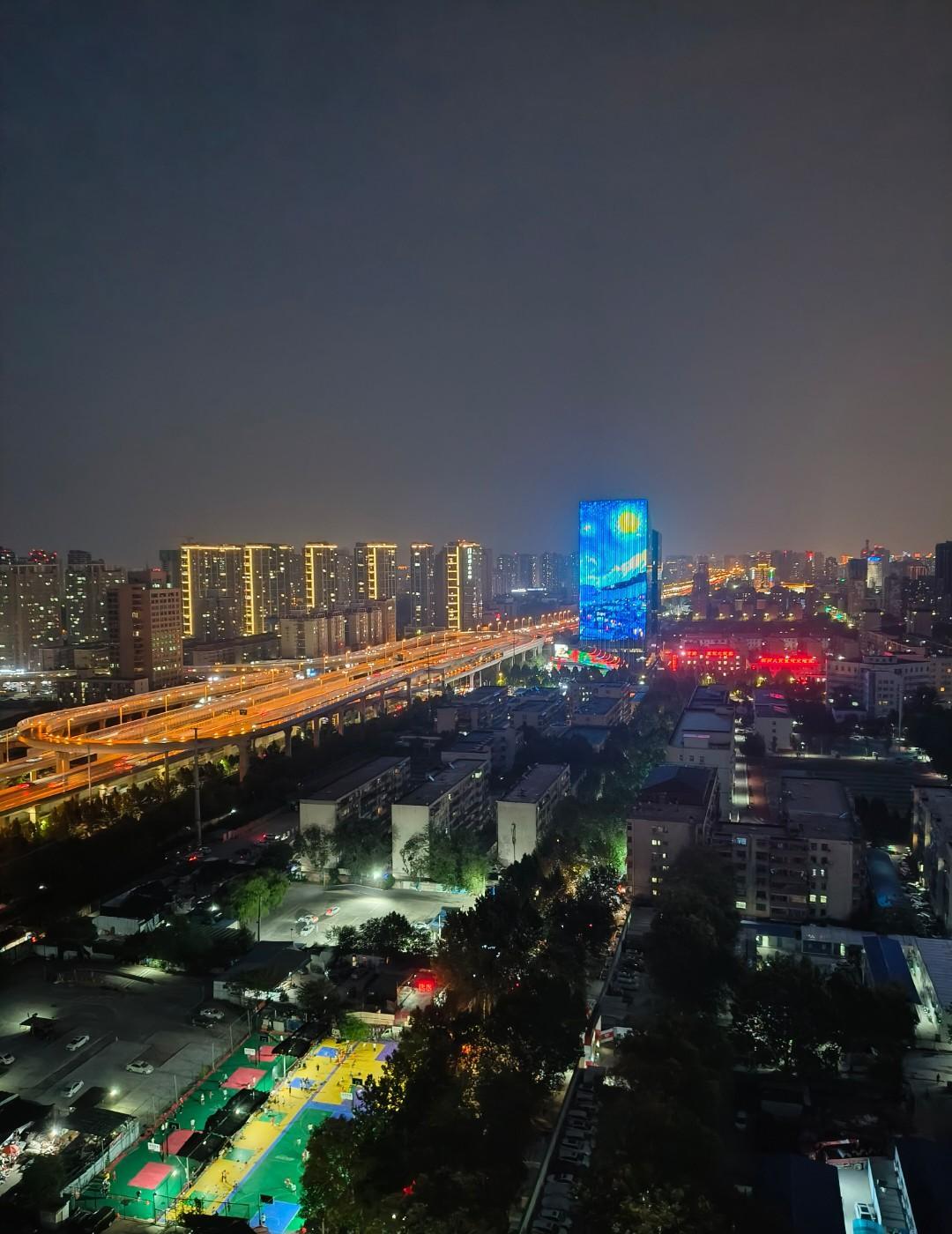 四大五千只股跌成一片，大盘却稳得像老干部站岗。
银行拉指数，创业板垫脚，小盘股在