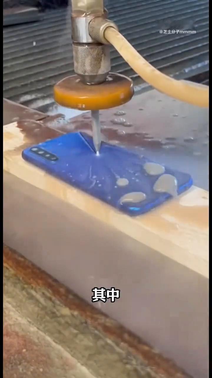 水刀切割。
大家注意看，眼前这个金属表面竟然正在被一股水流轻松切割。许多人可能会