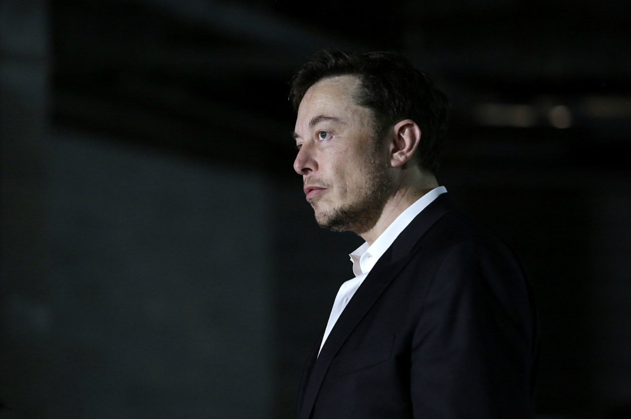 【马斯克回应月球发射飞船到火星】马斯克回应网友关于在月球上建立永久基地，并从那里