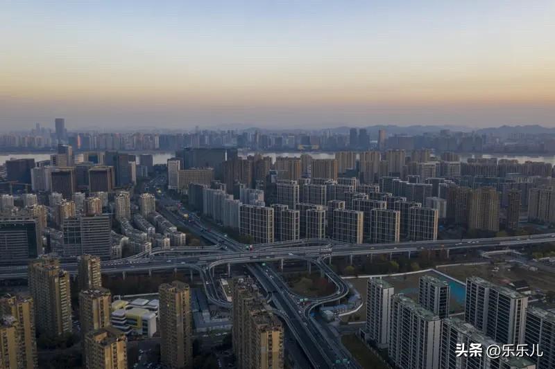 杭州楼市：

不少杭州房东最近满心焦虑，总感觉房价一直在往下走，其实这份感知并没