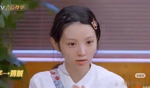 田曦薇素颜，可以看出她颅顶低，没有眉骨，所以离不开刘海 ​​​