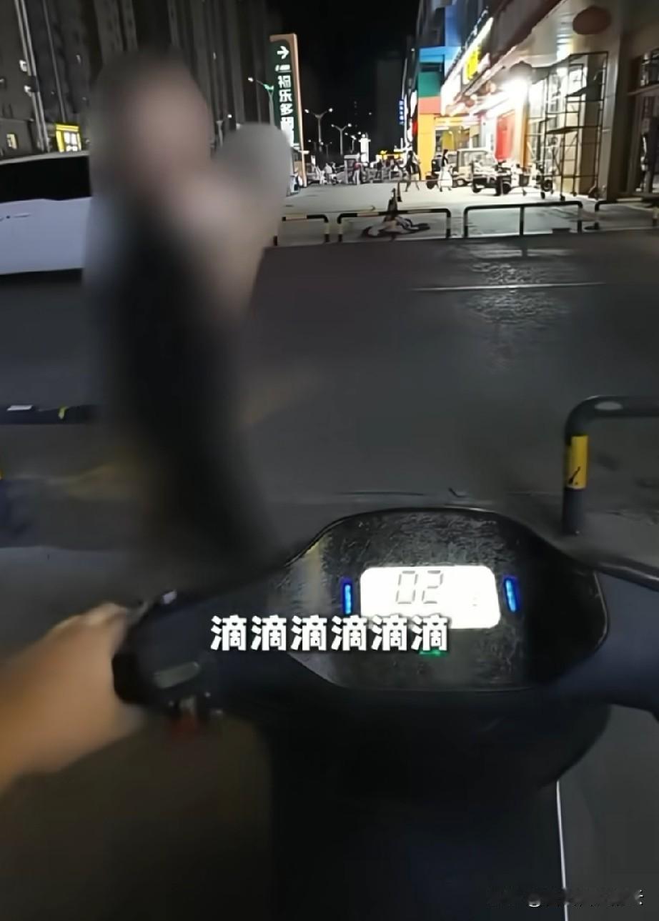 我都不明白，他错在哪了？
小伙骑电瓶车过马路，路口处站着一个女生，女生在那看手机