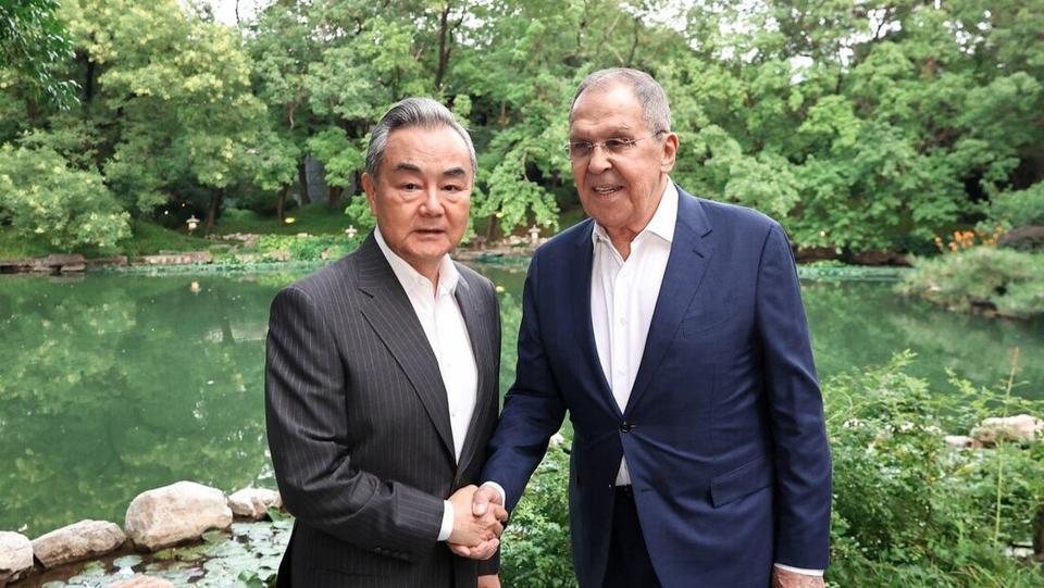 最近国际舞台上最引人注目的“茶话会”非中俄莫属。
 
7月13日，俄罗斯外交部长