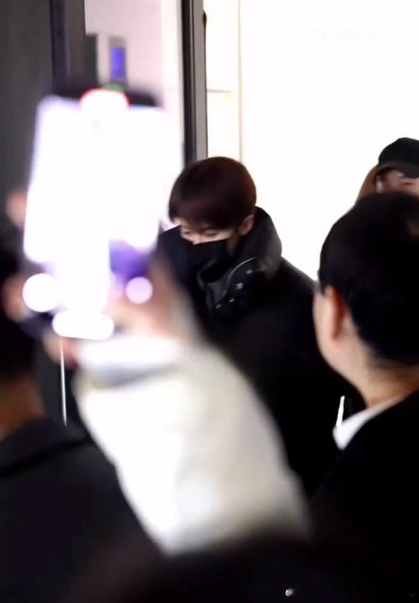 檀健次黑色羽绒服造型  檀健次顺毛上班路透  顺毛的檀健次身着黑色羽绒服，从酒店