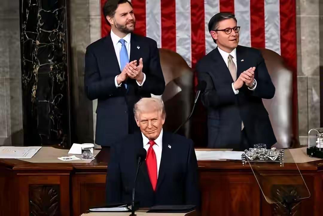 他们都在为我鼓掌，佩洛西呢
 
当地时间2月24日晚，特朗普在国会国情咨文演讲上