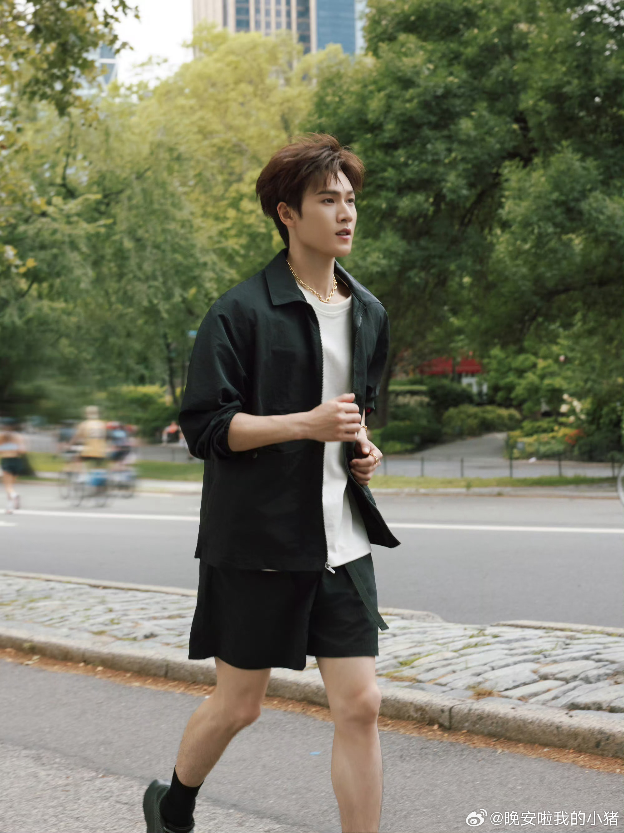 李昀锐街拍图，运动男孩