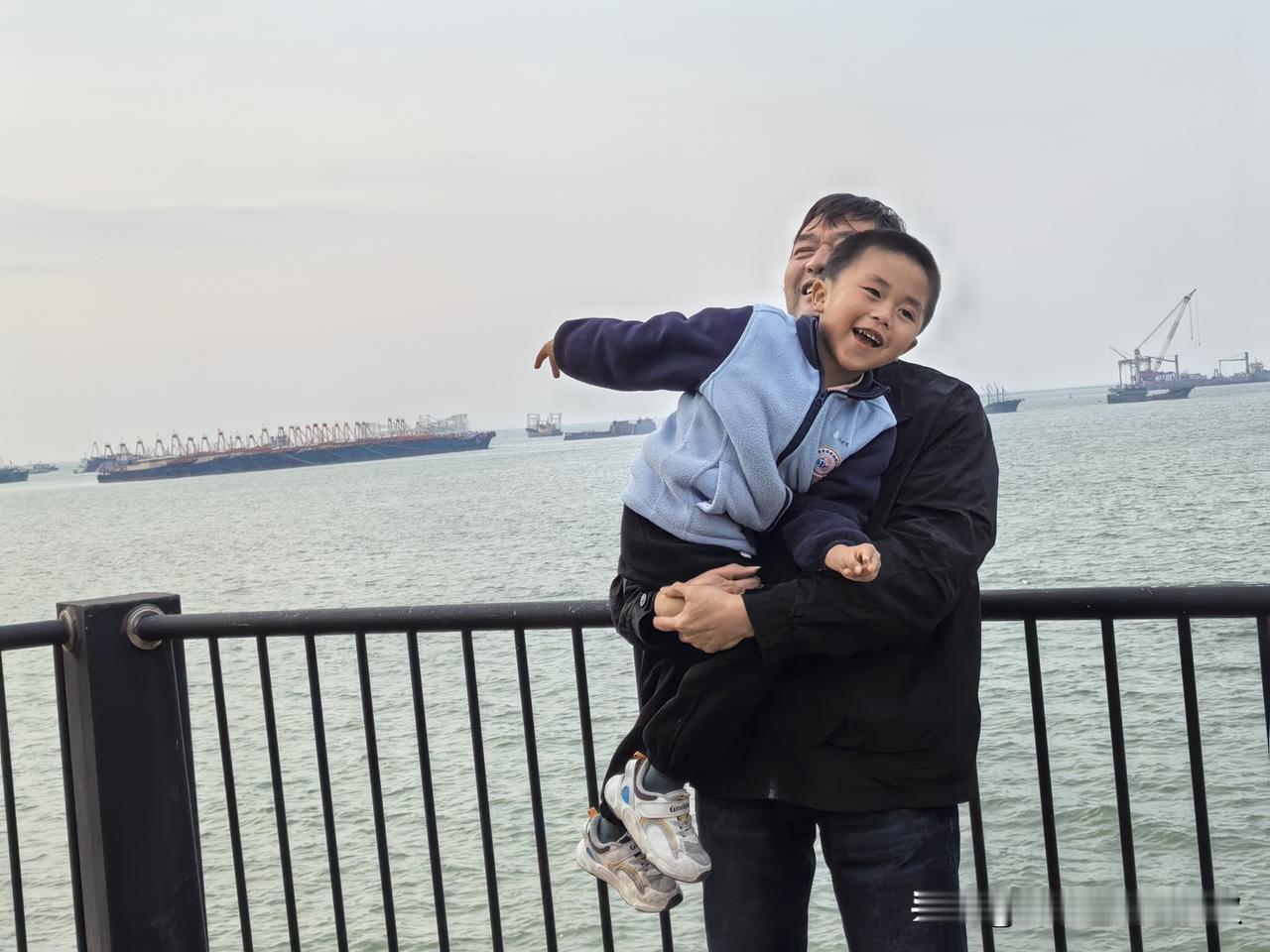 今天下午2点多钟，在沙发上躺着的队友伸了一个懒腰，两条腿就突然的抽筋，疼的不能动