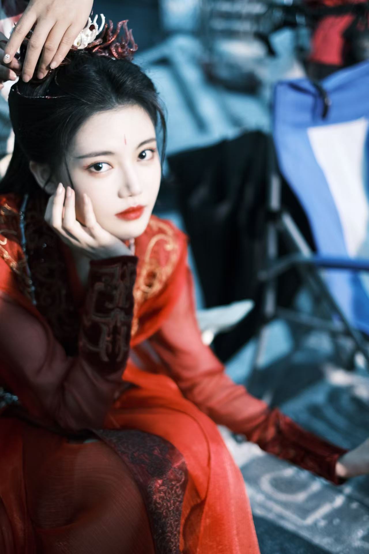 孙珍妮 这么爽的剧情借我演演 孙珍妮饰演的暮悬铃是一个性格鲜明、敢于直球追爱的暗