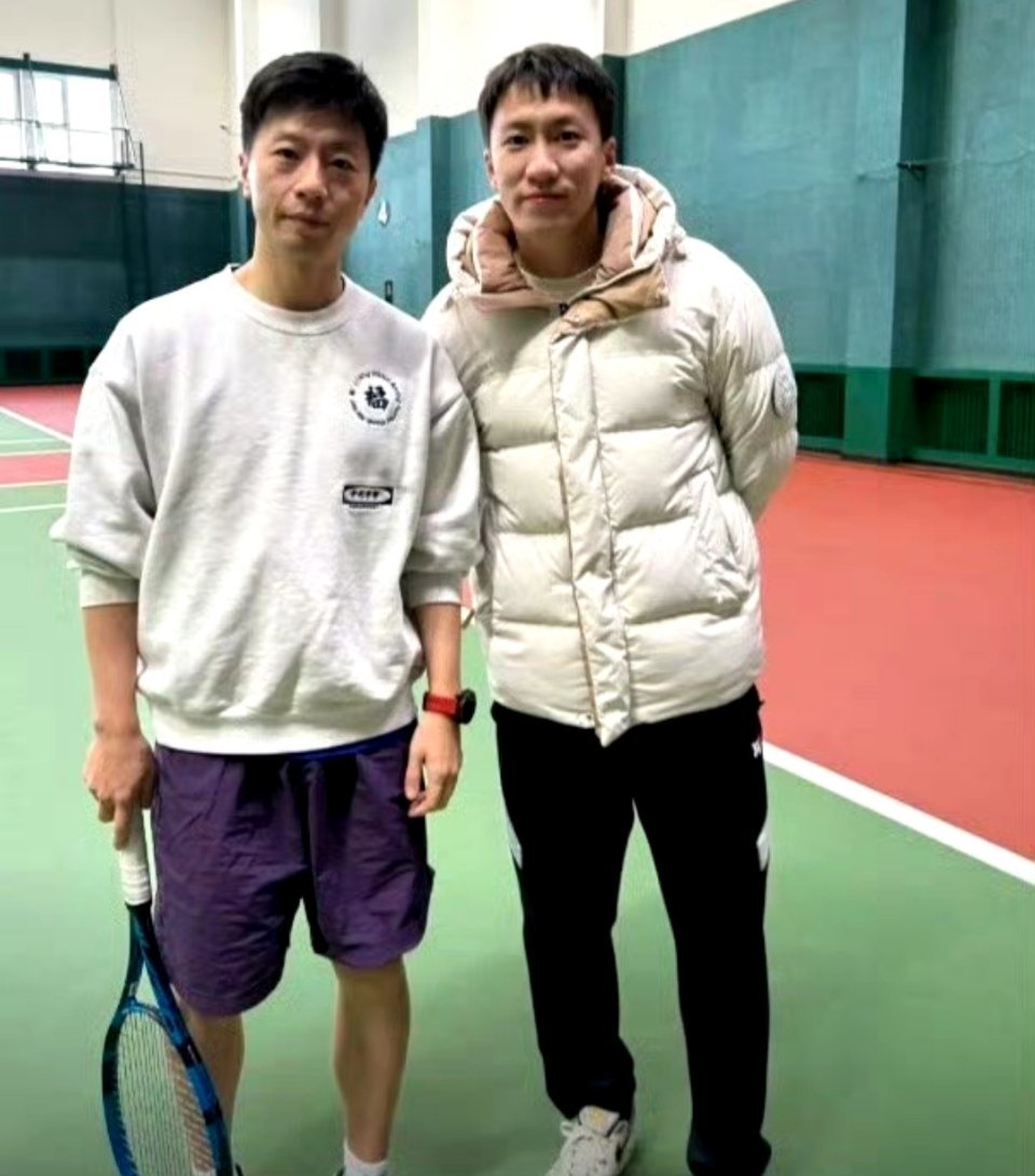 原来是天津女子网球队体能教练张福浩，刚刚分享与马龙合影。马龙曾以特邀嘉宾的身份亮