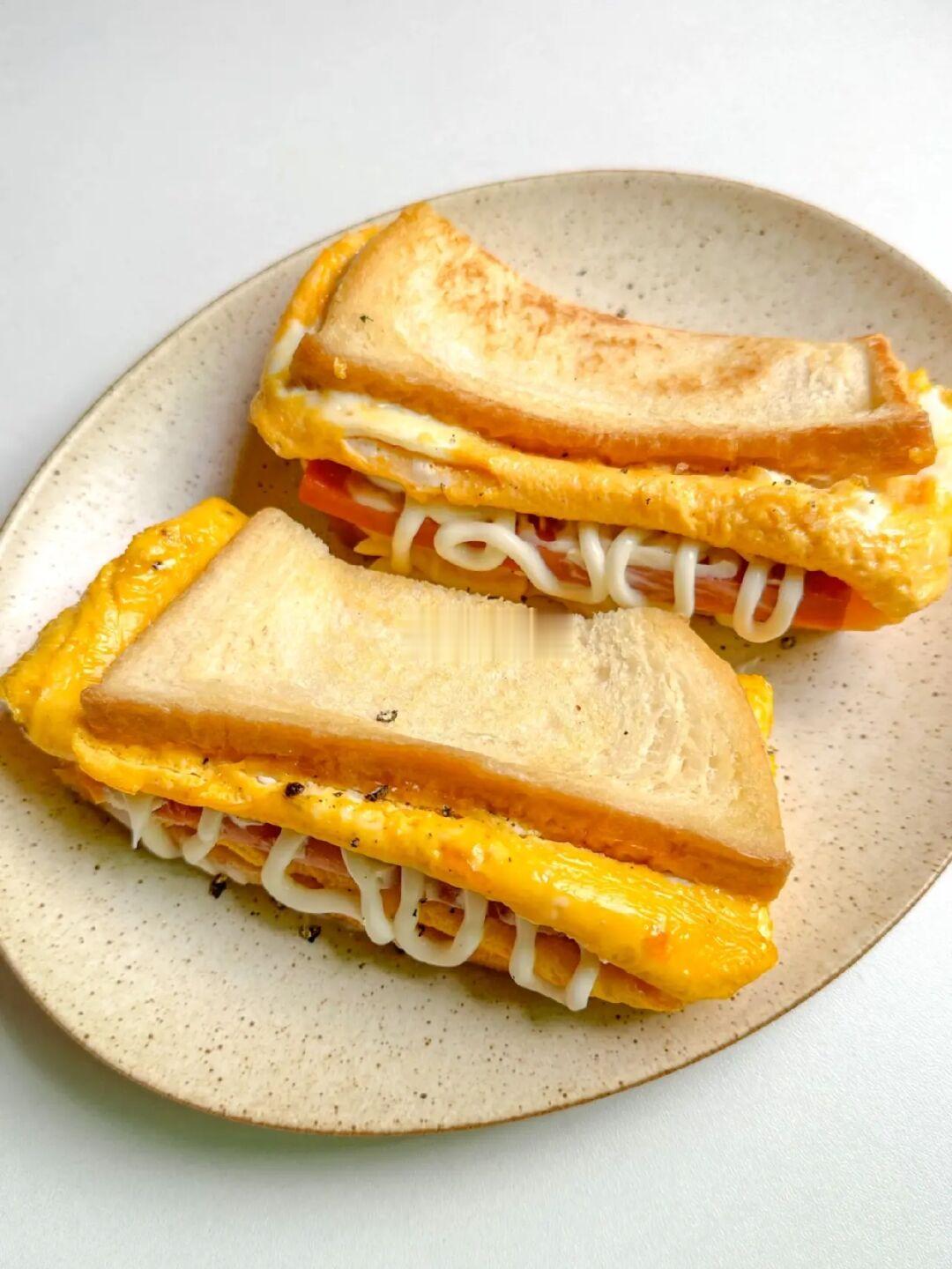 10分钟的快手早餐‼️芝士午餐肉蛋包三明治🥪