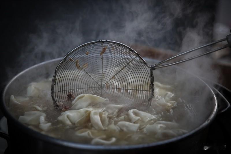鸡汤馄饨（续）

6. 累成狗还感动成影帝，年度最佳自虐奖颁给你。
7. 给普通