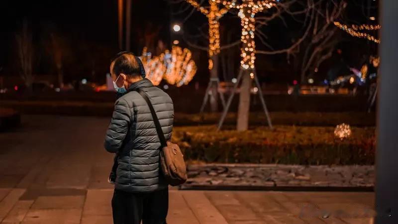 中年被裁员，没技能没人脉，等待你的就真的只有吉祥三宝了!
       中年人正