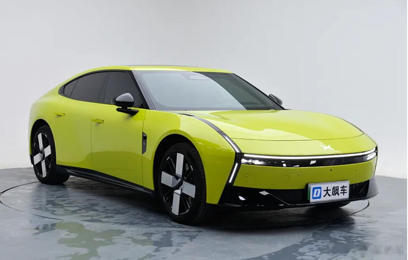 小鹏P7全系标配370毫米大尺寸通风刹车盘，厚度达到32毫米，优于同级的28-3