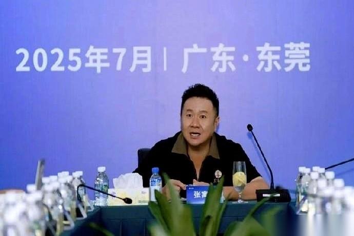 年底了，东莞首富家，办了件大事。
400亿的家产，一个妈，一个38岁的儿子。
公