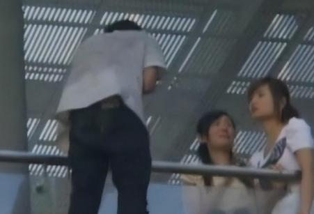 “没人要你，我要。”2011年，深圳一天桥上一名少年欲跳桥轻生。谁知，路过少女做