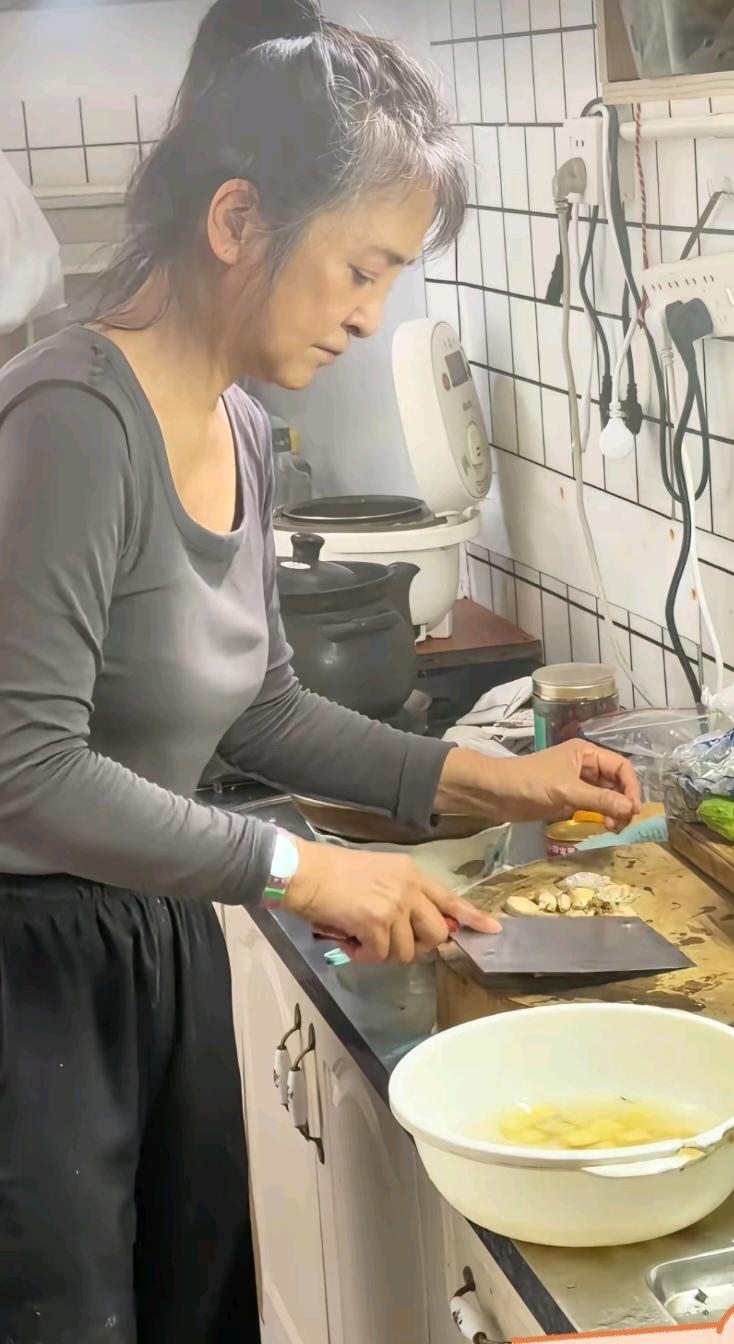 李勤勤私下做饭太接地气了！素颜出镜、衣服穿反，厨房乱糟糟的，连土豆都不削皮。网友