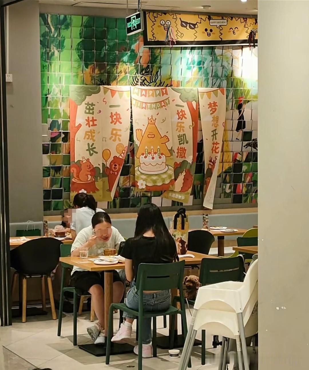 又是狗上桌，不止一条，是两条！这是深圳网友在龙华福城天虹的乐凯撒披萨门店拍到的一