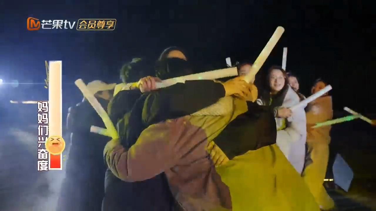 蒋敦豪哄完你妈哄我妈我家那小子笑着笑着就哭了！蒋敦豪陪妈妈跳舞，结果全员破防 