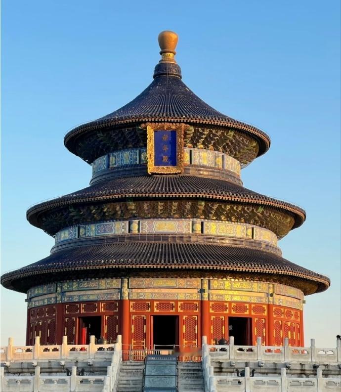 天坛的文化与建筑之美天坛的美，不在金碧辉煌，而在天人合一的哲思。祈年殿的蓝瓦，映