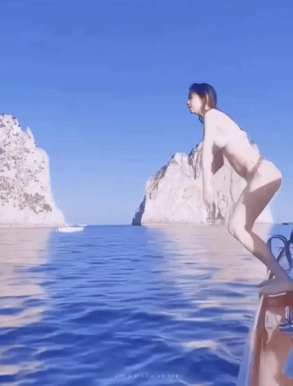 哇，又被穿比基尼的Angelababy美到了！

刚刚，杨颖晒出自己穿比基尼游玩